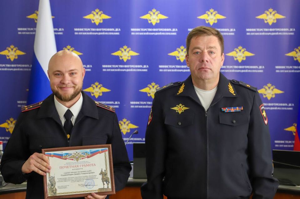 В МВД по Луганской Народной Республике поздравили сотрудников штабных подразделений с их профессиональным праздником В МВД по Луганской Народной Республике поздравили сотрудников штабных подразделений с их профессиональным праздником