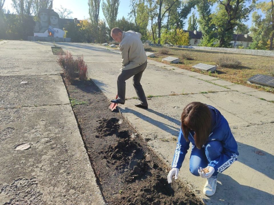 Сегодня на Мемориале Славы представители Администрации, депутатского корпуса высадили луковицы тюльпанов и нарциссов Сегодня на Мемориале Славы представители Администрации, депутатского корпуса высадили луковицы тюльпанов и нарциссов