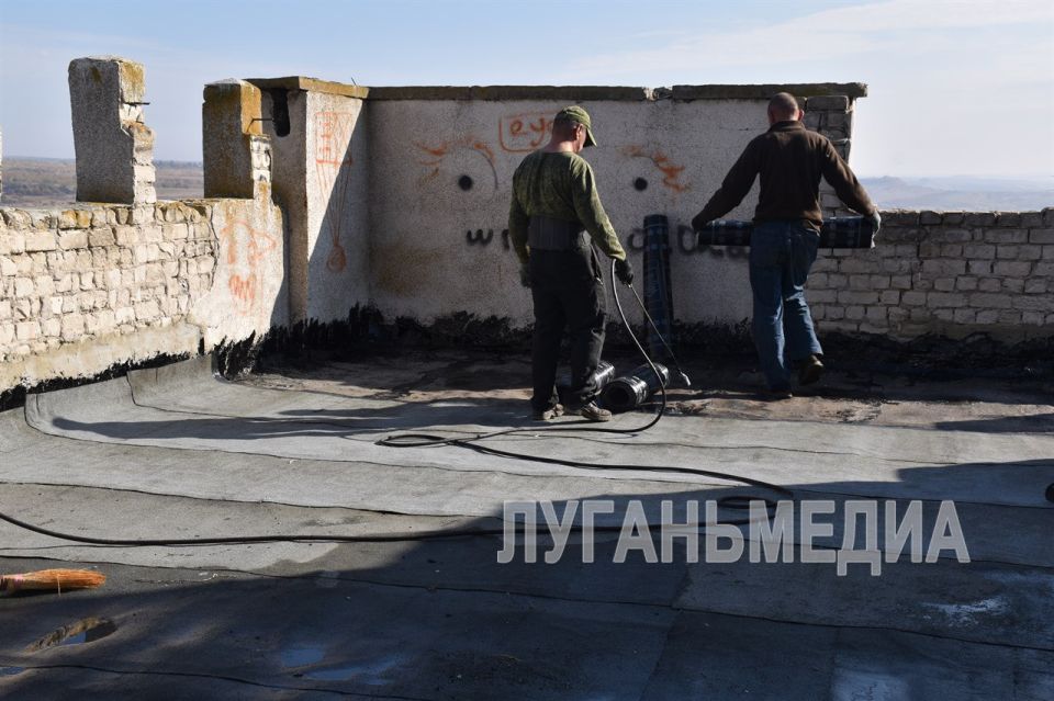 В Краснодоне отремонтирована кровля дома по адресу Микроцентр, 18 В Краснодоне отремонтирована кровля дома по адресу Микроцентр, 18
