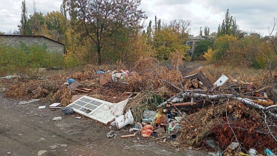 Коммунальные службы продолжают уборку городских территорий Коммунальные службы продолжают уборку городских территорий