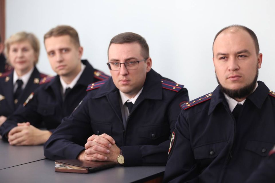 В МВД по Луганской Народной Республике поздравили сотрудников штабных подразделений с их профессиональным праздником В МВД по Луганской Народной Республике поздравили сотрудников штабных подразделений с их профессиональным праздником