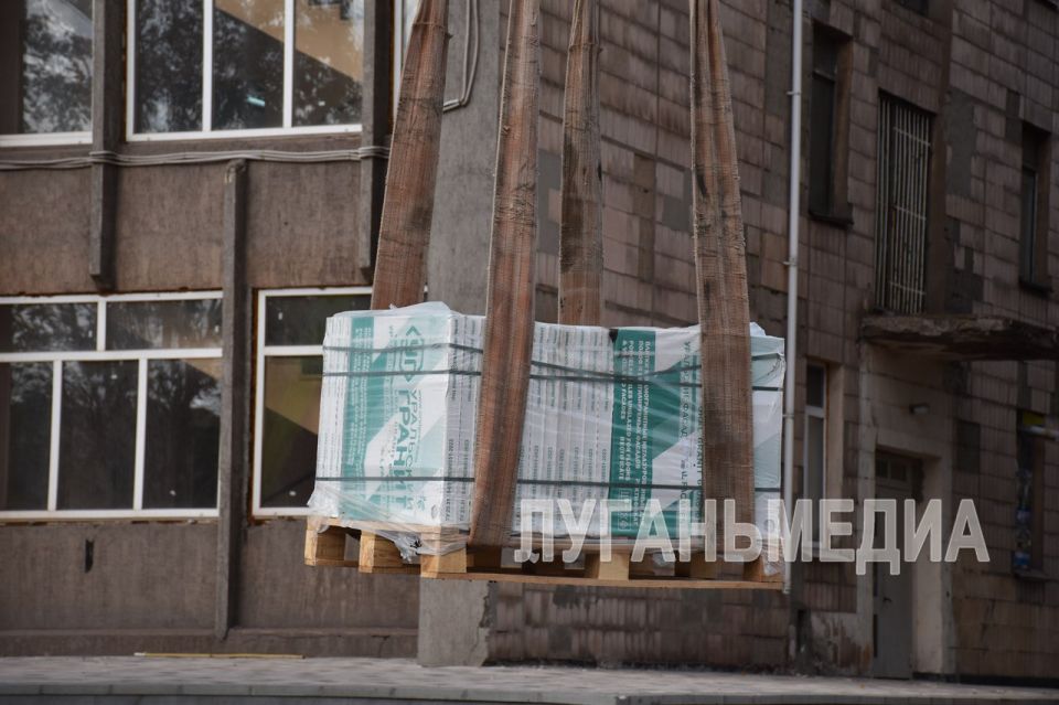 В алчевском Дворце культуры металлургов стартовали работы по капитальному ремонту кровли В алчевском Дворце культуры металлургов стартовали работы по капитальному ремонту кровли