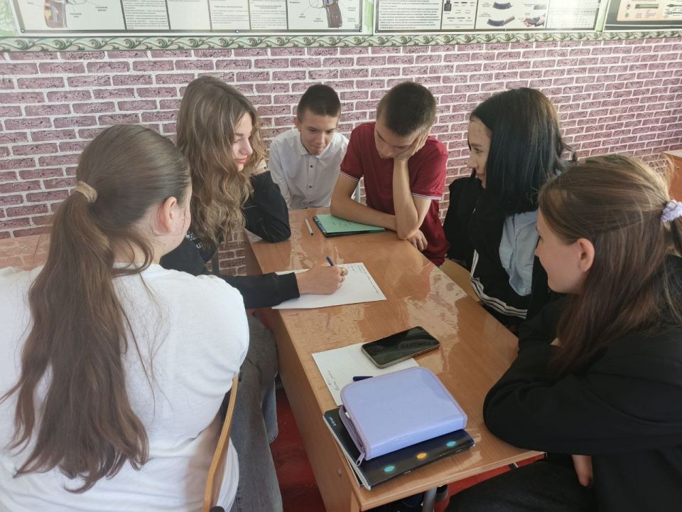 В Брянковской специализированной школе №1 при содействии советника директора по воспитанию Галины Савчук прошёл КВИЗ под названием "Правовая культура школьника" В Брянковской специализированной школе №1 при содействии советника директора по воспитанию Галины Савчук прошёл КВИЗ под названием "Правовая культура школьника"