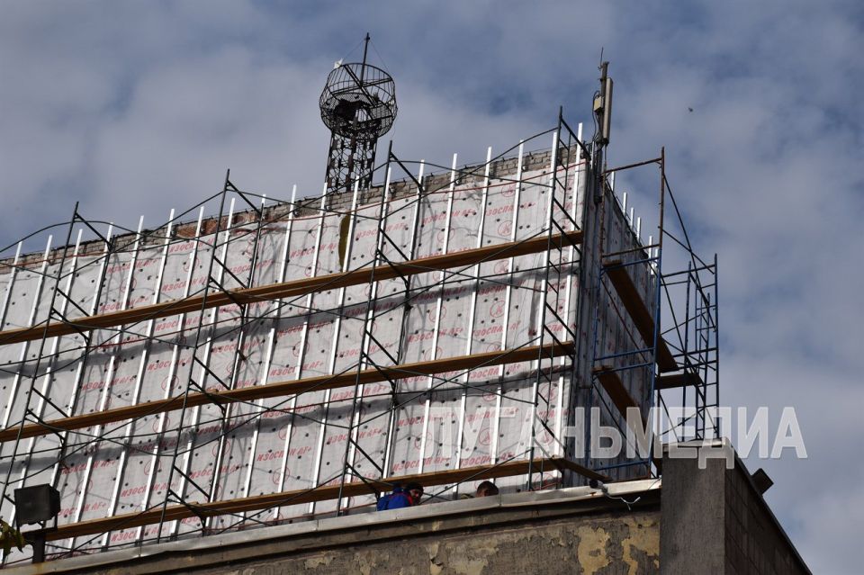 В алчевском Дворце культуры металлургов стартовали работы по капитальному ремонту кровли В алчевском Дворце культуры металлургов стартовали работы по капитальному ремонту кровли