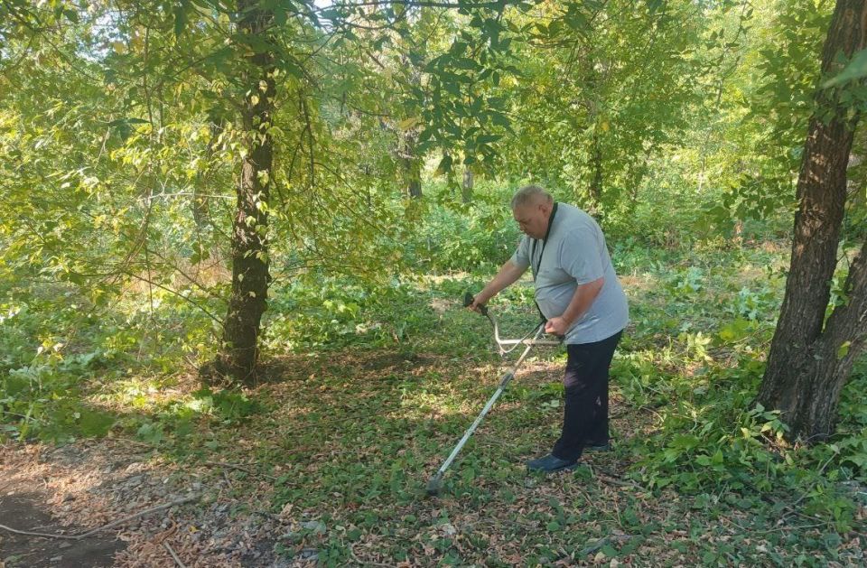 В рамках эстафеты "Добрые дела - лучший подарок президенту" мы вместе с активистами "Единой России " и сотрудниками МУП "ГРС" провели субботник в парковой зоне Дворца культуры имени Ленина В рамках эстафеты "Добрые дела - лучший подарок президенту" мы вместе с активистами "Единой России " и сотрудниками МУП "ГРС" провели субботник в парковой зоне Дворца культуры имени Ленина