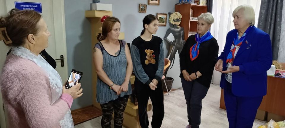 Секретарь Славяносербского отделения «Единой России», депутат Народного Совета ЛНР Светлана Гизай, Председатель Совета округа, замсекретаря отделения партии Антонина Гречишкина, представитель епархиального отдела по делам... Секретарь Славяносербского отделения «Единой России», депутат Народного Совета ЛНР Светлана Гизай, Председатель Совета округа, замсекретаря отделения партии Антонина Гречишкина, представитель епархиального отдела по делам...