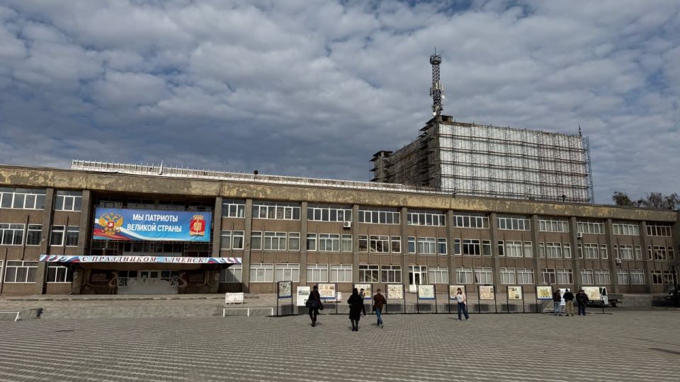 В Алчевске начался капремонт кровли и фасада ДК металлургов по народной программе В Алчевске начался капремонт кровли и фасада ДК металлургов по народной программе