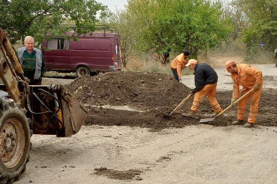 Продолжаем работы по благоустройству дорог Продолжаем работы по благоустройству дорог