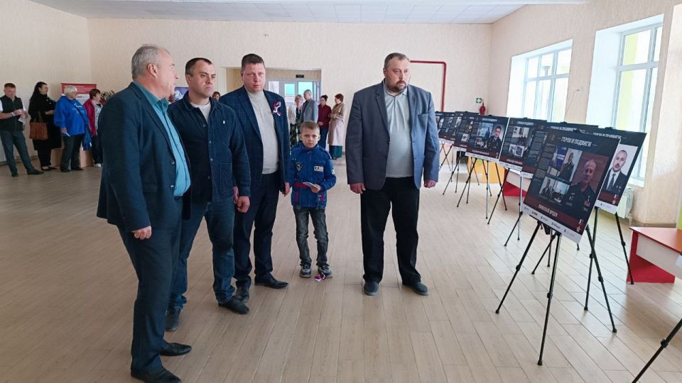 Выставка «Герои и подвиги: Мои земляки – Герои России» продолжает путешествовать по республике Выставка «Герои и подвиги: Мои земляки – Герои России» продолжает путешествовать по республике