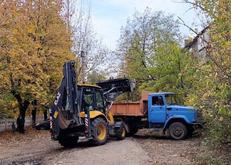 Коммунальные службы проводят работы на территории города Коммунальные службы проводят работы на территории города