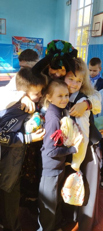 Волонтёр из Омска вновь посетила Стаханов: подарки, сказка и встречи с детьми Волонтёр из Омска вновь посетила Стаханов: подарки, сказка и встречи с детьми