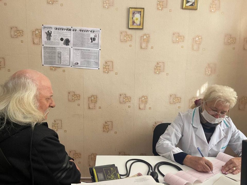 Специалист Славяносербской ЦРБ осмотрела жителей пгт.Лотиково Специалист Славяносербской ЦРБ осмотрела жителей пгт.Лотиково