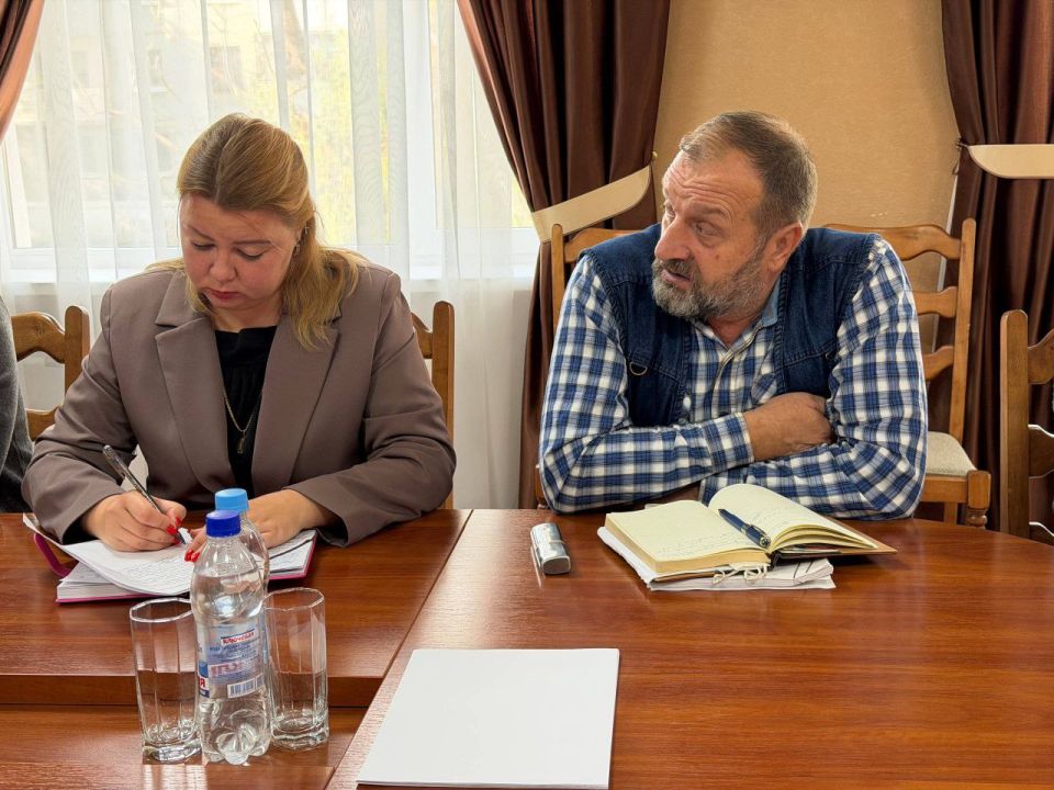 Сергей Колягин: Также в ходе своего визита в город Первомайск представитель Администрации Главы Луганской Народной Республики Елена Сытник приняла участие в совещании по вопросу подготовки территории к предстоящему... Сергей Колягин: Также в ходе своего визита в город Первомайск представитель Администрации Главы Луганской Народной Республики Елена Сытник приняла участие в совещании по вопросу подготовки территории к предстоящему...