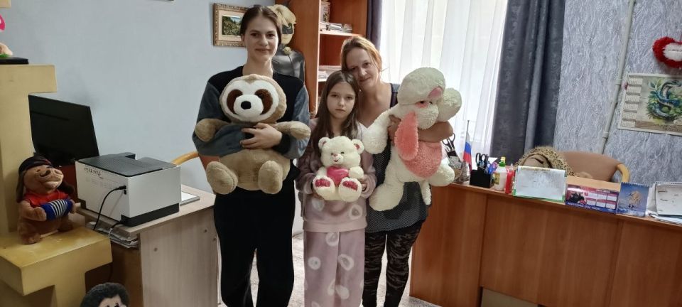 Секретарь Славяносербского отделения «Единой России», депутат Народного Совета ЛНР Светлана Гизай, Председатель Совета округа, замсекретаря отделения партии Антонина Гречишкина, представитель епархиального отдела по делам... Секретарь Славяносербского отделения «Единой России», депутат Народного Совета ЛНР Светлана Гизай, Председатель Совета округа, замсекретаря отделения партии Антонина Гречишкина, представитель епархиального отдела по делам...