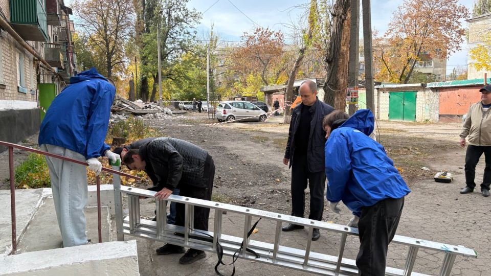 Активисты «Единой России» и МГЕР помогают устранять последствия взрыва газа в Красном Луче Активисты «Единой России» и МГЕР помогают устранять последствия взрыва газа в Красном Луче