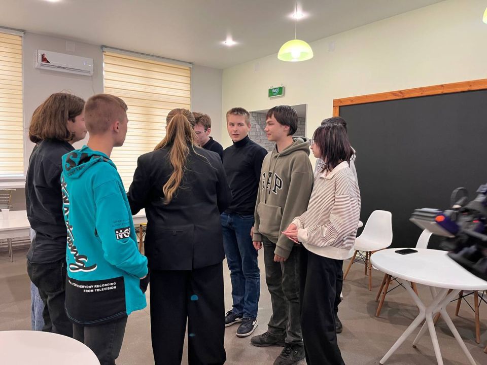 В Центре молодёжных инициатив «Гравитация» состоялось торжественное открытие дебатного клуба «Мнение молодежи», организованного Молодёжным парламентом при Народном Совете Луганской Народной Республики В Центре молодёжных инициатив «Гравитация» состоялось торжественное открытие дебатного клуба «Мнение молодежи», организованного Молодёжным парламентом при Народном Совете Луганской Народной Республики