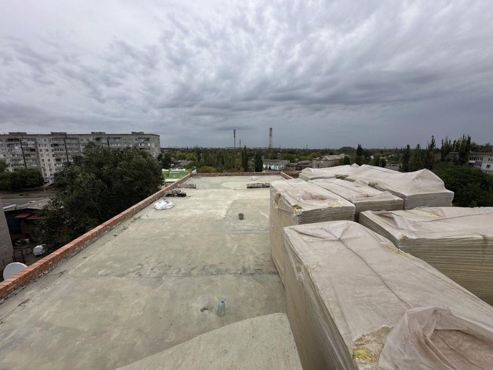Оренбургские строители укрепляют крышу здания в Перевальске Оренбургские строители укрепляют крышу здания в Перевальске