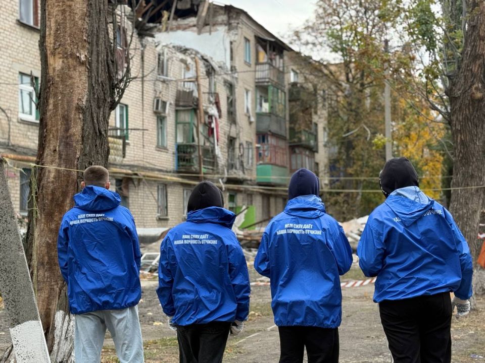 Активисты «Единой России» и МГЕР помогают устранять последствия взрыва газа в Красном Луче Активисты «Единой России» и МГЕР помогают устранять последствия взрыва газа в Красном Луче