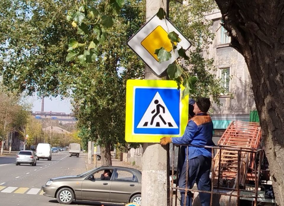 Коммунальные службы проводят работы на территории города Коммунальные службы проводят работы на территории города