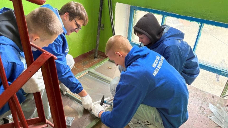 Активисты «Единой России» и МГЕР помогают устранять последствия взрыва газа в Красном Луче Активисты «Единой России» и МГЕР помогают устранять последствия взрыва газа в Красном Луче