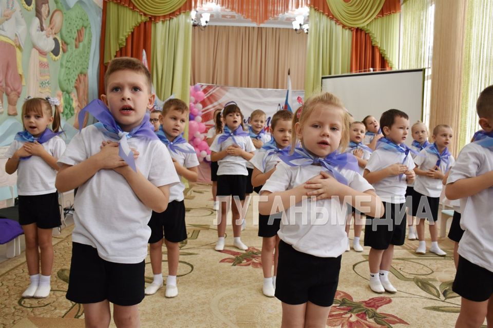 В рамках реализации программы социальной активности детей старшего дошкольного возраста «Орлята-дошколята» в Краснолучских яслях-саду № 53 «Звездочка» и № 2 «Барвинок» состоялись торжественные церемонии посвящения... В рамках реализации программы социальной активности детей старшего дошкольного возраста «Орлята-дошколята» в Краснолучских яслях-саду № 53 «Звездочка» и № 2 «Барвинок» состоялись торжественные церемонии посвящения...