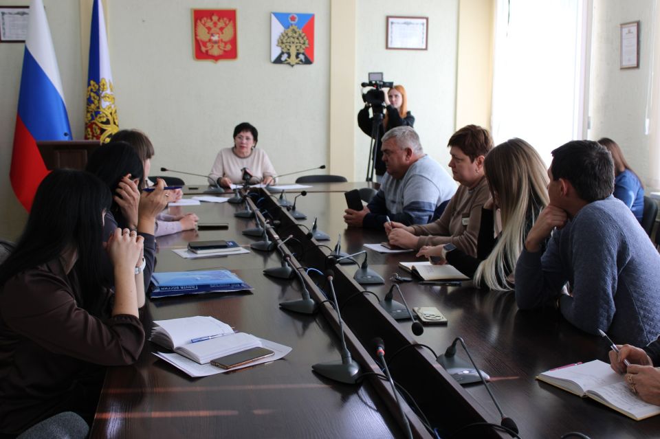 Сегодня в Администрации городского округа город Ровеньки прошло совещание, посвященное созданию территориальных общественных самоуправлений (ТОС) Сегодня в Администрации городского округа город Ровеньки прошло совещание, посвященное созданию территориальных общественных самоуправлений (ТОС)