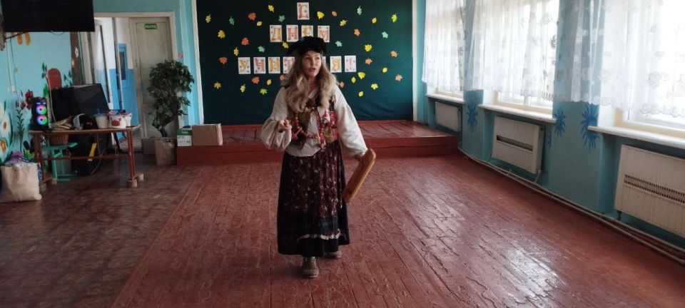 Волонтёр из Омска вновь посетила Стаханов: подарки, сказка и встречи с детьми Волонтёр из Омска вновь посетила Стаханов: подарки, сказка и встречи с детьми
