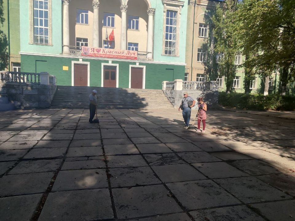 В рамках эстафеты "Добрые дела - лучший подарок президенту" мы вместе с активистами "Единой России " и сотрудниками МУП "ГРС" провели субботник в парковой зоне Дворца культуры имени Ленина В рамках эстафеты "Добрые дела - лучший подарок президенту" мы вместе с активистами "Единой России " и сотрудниками МУП "ГРС" провели субботник в парковой зоне Дворца культуры имени Ленина
