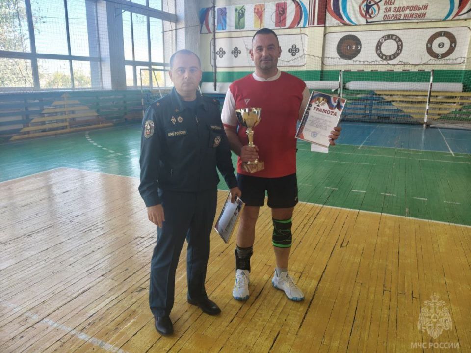 Горноспасатели посвятили волейбольный матч 35-летию МЧС России Горноспасатели посвятили волейбольный матч 35-летию МЧС России