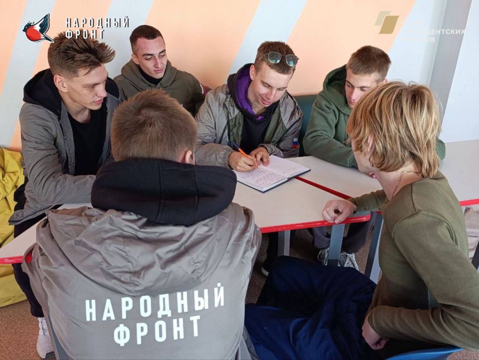 Молодёжка Народного Фронта, встретились и обговорили рабочие моменты, коммуникацию между собой Молодёжка Народного Фронта, встретились и обговорили рабочие моменты, коммуникацию между собой