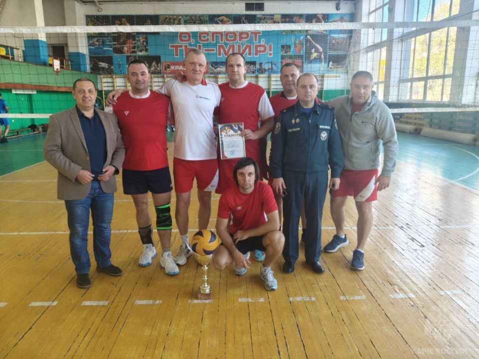 Горноспасатели посвятили волейбольный матч 35-летию МЧС России Горноспасатели посвятили волейбольный матч 35-летию МЧС России