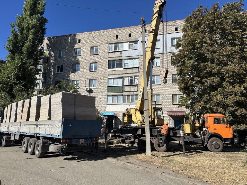 Оренбургские строители укрепляют крышу здания в Перевальске Оренбургские строители укрепляют крышу здания в Перевальске