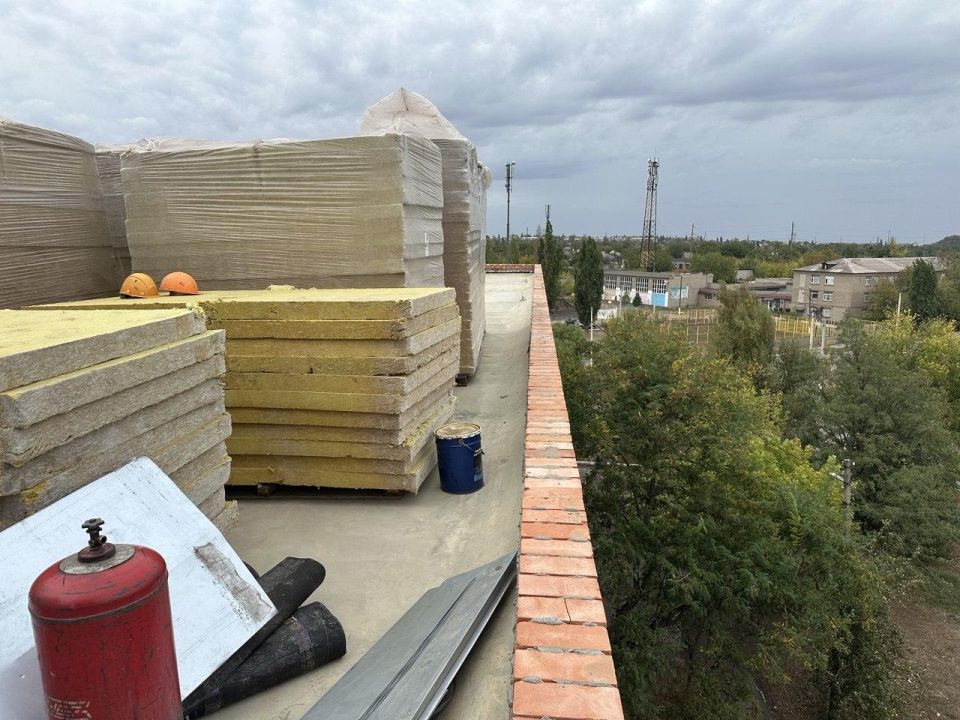 Оренбургские строители укрепляют крышу здания в Перевальске Оренбургские строители укрепляют крышу здания в Перевальске
