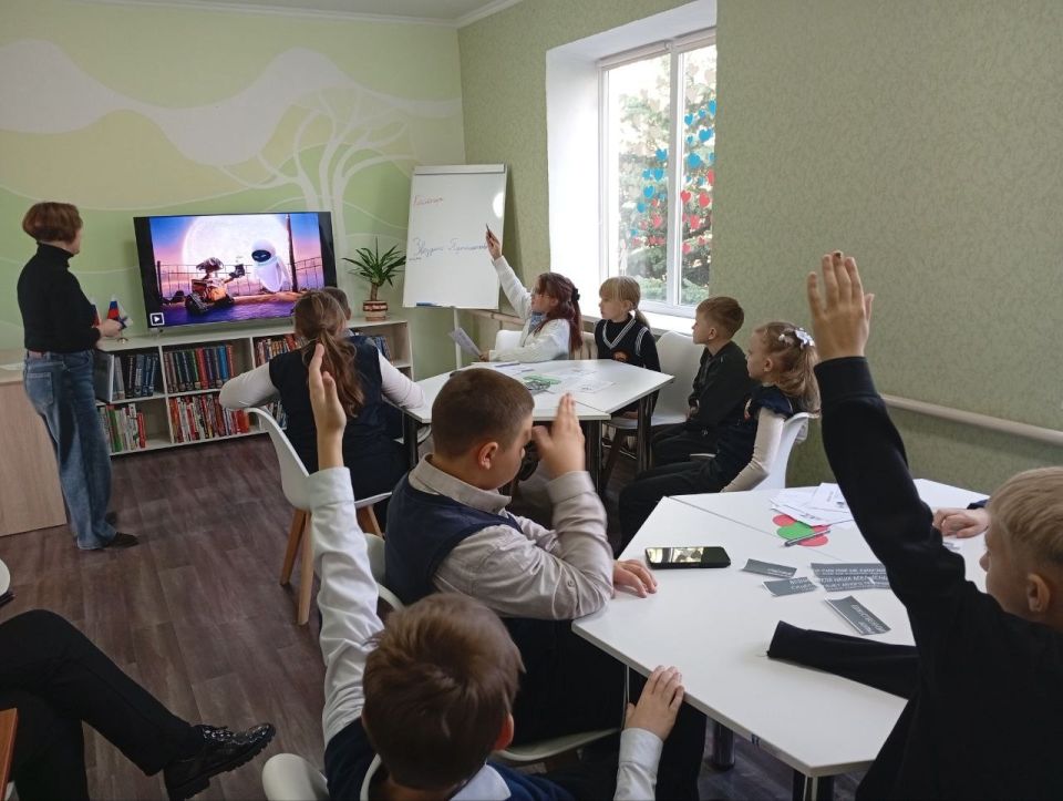 Лутугинская Районная библиотека для детей провела космочас «Звёздам навстречу» Лутугинская Районная библиотека для детей провела космочас «Звёздам навстречу»