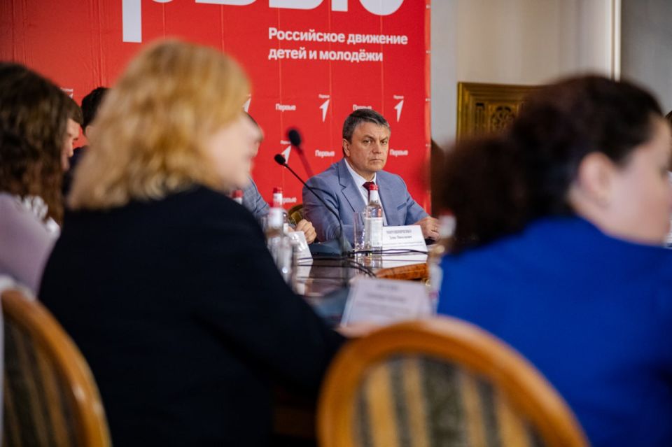 Леонид Пасечник: В сентябре прошлого года мы запустили в школах республики региональную воспитательную программу «Луганский характер», главной движущей силой которой стало Региональное отделение Движения Первых Леонид Пасечник: В сентябре прошлого года мы запустили в школах республики региональную воспитательную программу «Луганский характер», главной движущей силой которой стало Региональное отделение Движения Первых