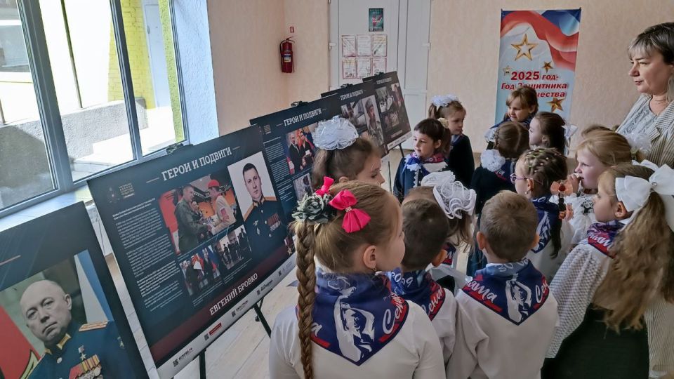 Выставка «Герои и подвиги: Мои земляки – Герои России» продолжает путешествовать по республике Выставка «Герои и подвиги: Мои земляки – Герои России» продолжает путешествовать по республике