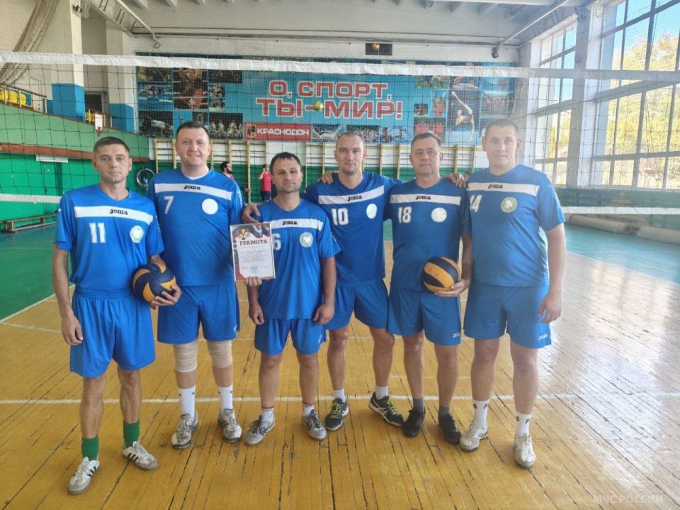 Горноспасатели посвятили волейбольный матч 35-летию МЧС России Горноспасатели посвятили волейбольный матч 35-летию МЧС России