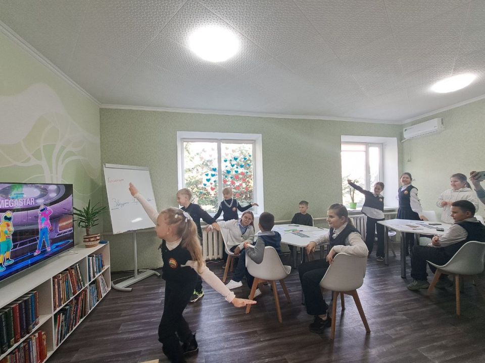 Лутугинская Районная библиотека для детей провела космочас «Звёздам навстречу» Лутугинская Районная библиотека для детей провела космочас «Звёздам навстречу»