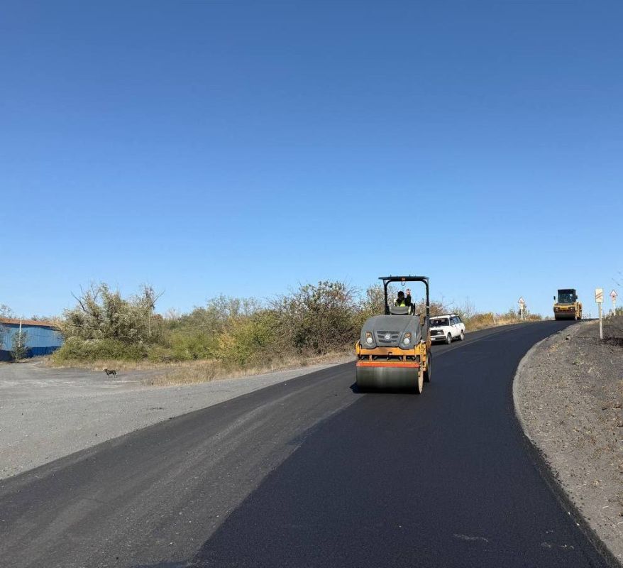 Дорожники укладывают новый асфальт на автодороге Садово-Хрустальненский – Красный Луч с подъездом к «Миус-фронту» Дорожники укладывают новый асфальт на автодороге Садово-Хрустальненский – Красный Луч с подъездом к «Миус-фронту»