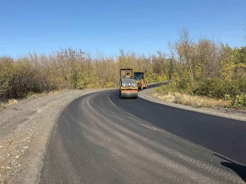 На автодороге Садово-Хрустальненский – Красный Луч с подъездом к «Миус-фронту» укладывают новый асфальт На автодороге Садово-Хрустальненский – Красный Луч с подъездом к «Миус-фронту» укладывают новый асфальт