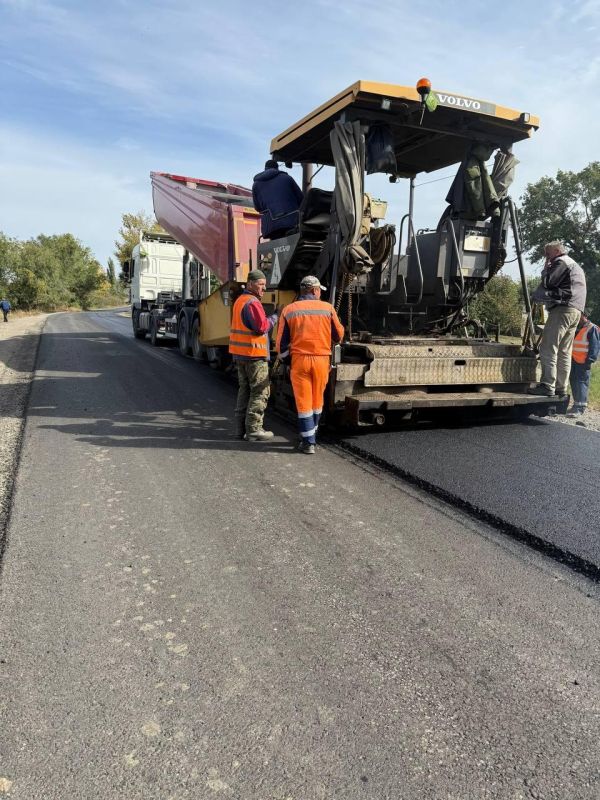 Воронежская область приступила к укладке верхнего слоя асфальта на дороге в Новопсковском округе ЛНР Воронежская область приступила к укладке верхнего слоя асфальта на дороге в Новопсковском округе ЛНР