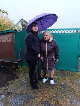 "Добрые дела". Сотрудники отдела жизнеобеспечения пгт Пролетарский оказали поддержку матери погибшего военнослужащего, участника СВО, Людмиле Васильевне, в виде продуктового набора