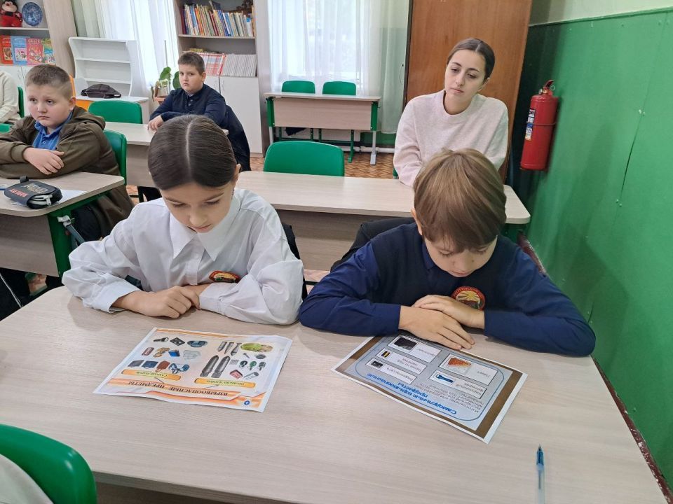 В Лутугинской средней школе №1 прошел для учащихся 5 класса инструктаж-диалог «Безопасность – это важно» В Лутугинской средней школе №1 прошел для учащихся 5 класса инструктаж-диалог «Безопасность – это важно»