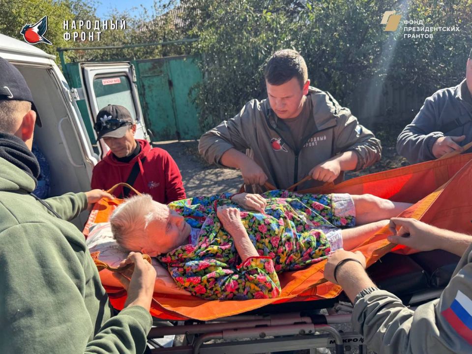 Молодёжка Народного Фронта совместно с РИК ЛНР, приняла участие по транспортировке пожилых людей из Богодельни в больницу Молодёжка Народного Фронта совместно с РИК ЛНР, приняла участие по транспортировке пожилых людей из Богодельни в больницу
