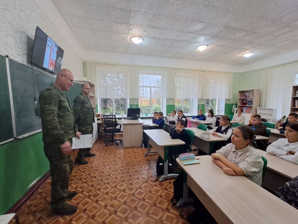 В Лутугинской средней школе №1 прошел для учащихся 5 класса инструктаж-диалог «Безопасность – это важно» В Лутугинской средней школе №1 прошел для учащихся 5 класса инструктаж-диалог «Безопасность – это важно»