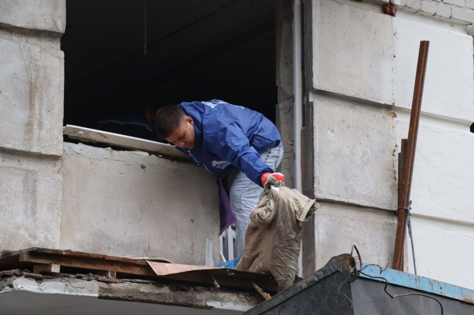 В Северодонецке активисты «Единой России» и «Молодой гвардии» помогают устранять последствия взрыва газа В Северодонецке активисты «Единой России» и «Молодой гвардии» помогают устранять последствия взрыва газа