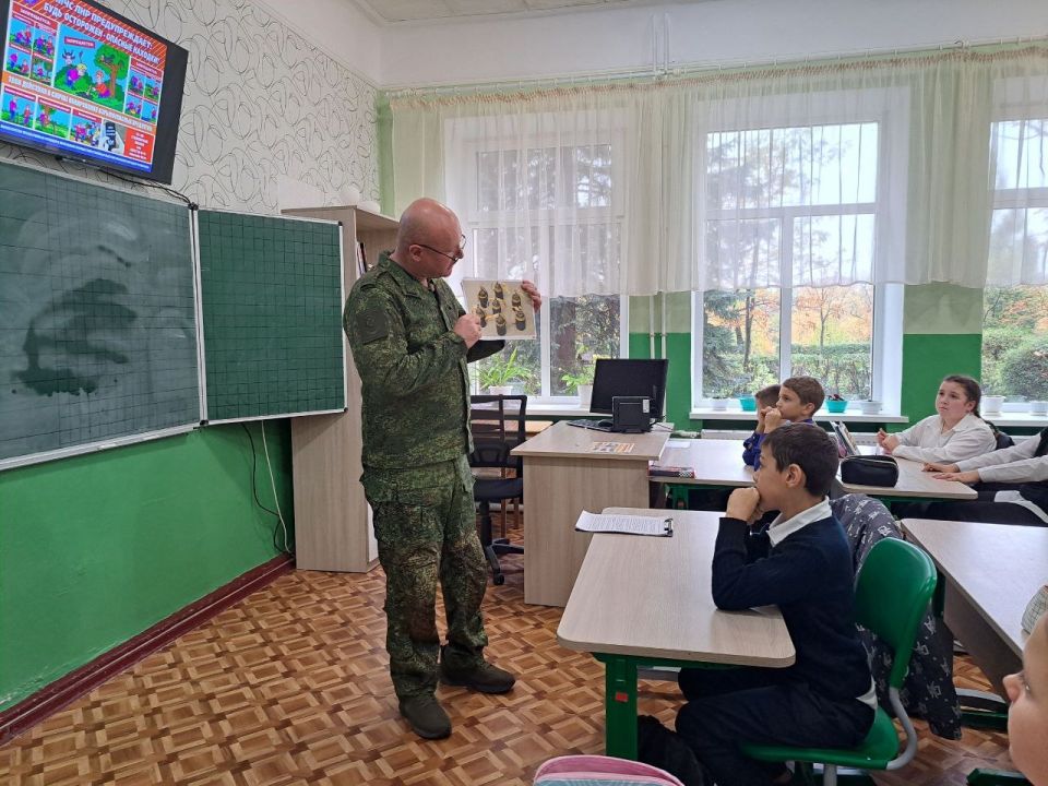 В Лутугинской средней школе №1 прошел для учащихся 5 класса инструктаж-диалог «Безопасность – это важно» В Лутугинской средней школе №1 прошел для учащихся 5 класса инструктаж-диалог «Безопасность – это важно»