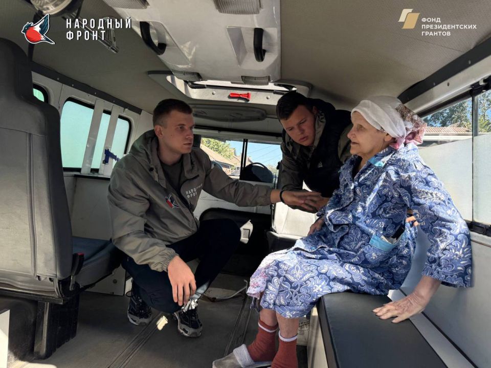 Молодёжка Народного Фронта совместно с РИК ЛНР, приняла участие по транспортировке пожилых людей из Богодельни в больницу Молодёжка Народного Фронта совместно с РИК ЛНР, приняла участие по транспортировке пожилых людей из Богодельни в больницу