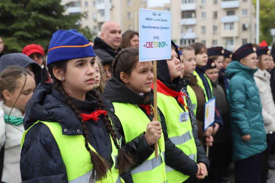 Безопасные дороги: В Луганске прошло торжественное посвящение в ЮИД Безопасные дороги: В Луганске прошло торжественное посвящение в ЮИД
