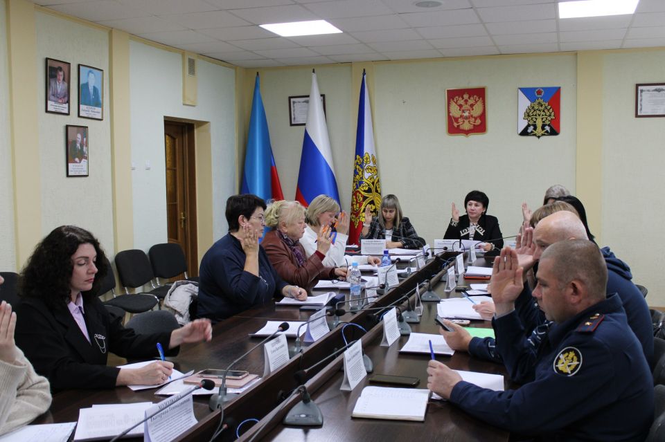 Сегодня в Администрации городского округа город Ровеньки состоялось заседание городской комиссии по делам несовершеннолетних и защите их прав Сегодня в Администрации городского округа город Ровеньки состоялось заседание городской комиссии по делам несовершеннолетних и защите их прав